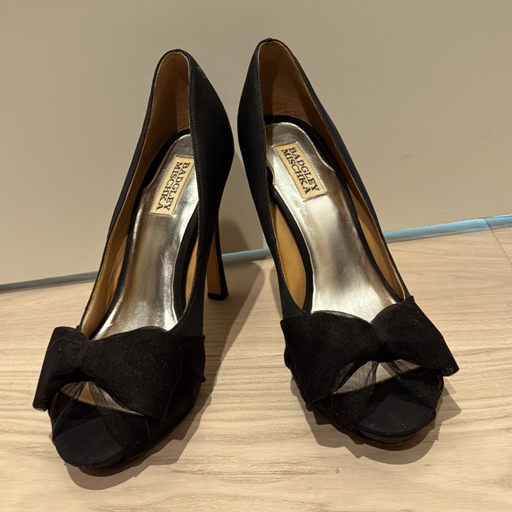 Badgley Mischka black open toe bow pump size 9